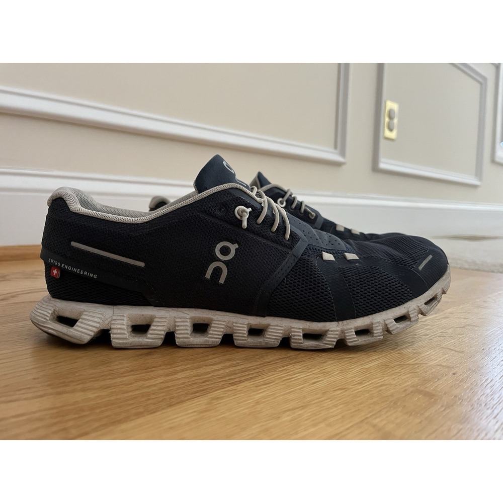 On Cloud 5 Men's Shoes Size 9.5 Navy Midnight Blue / White Swiss Running Sneaker